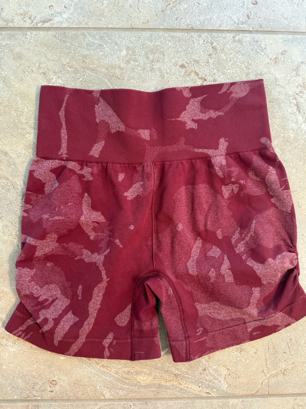NWOT Women’s Red Maroon Camo Biker Shorts Scrunch Sides Size Medium - Picture 2 of 7